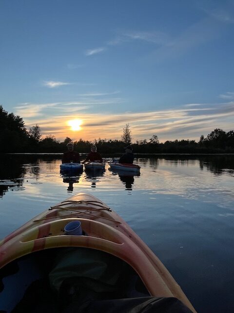 Kajakken bij avond op de Loosdrechtse Plassen